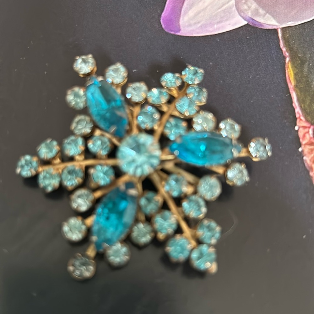 Vintage costume, jewelry, brooch. Star/flower light & dark blue stones. 2 inches